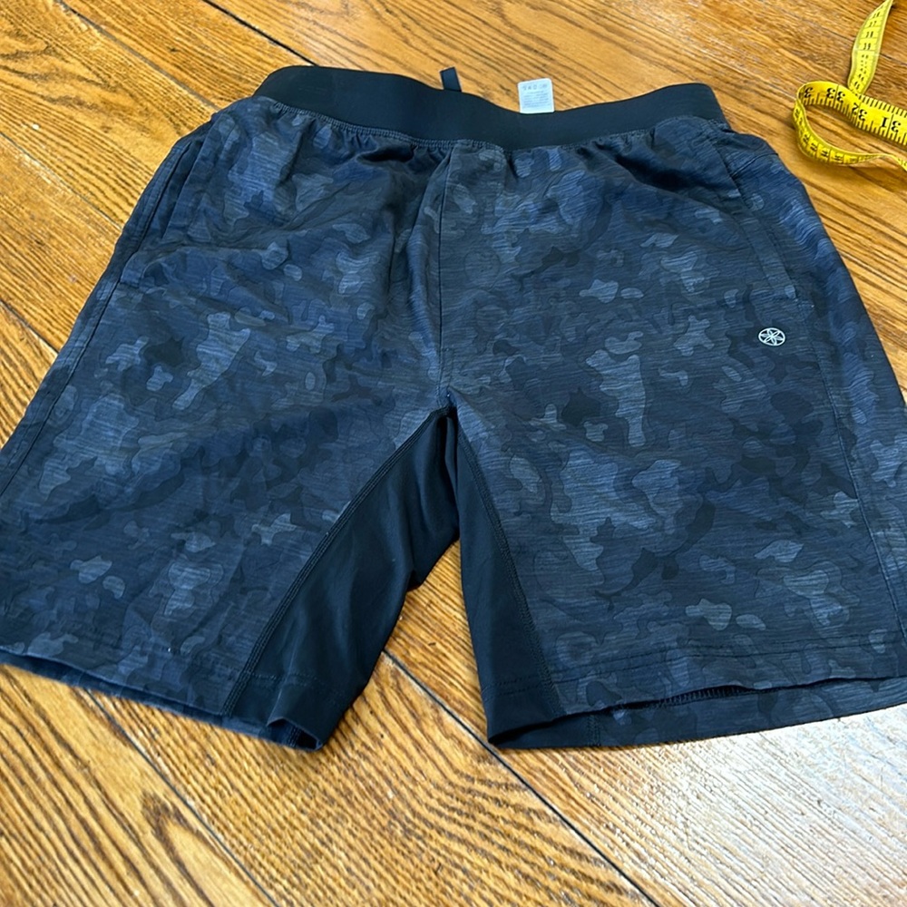GAIAM men’s athletic camo print shorts.  Black. Size Small. Elastic waist.